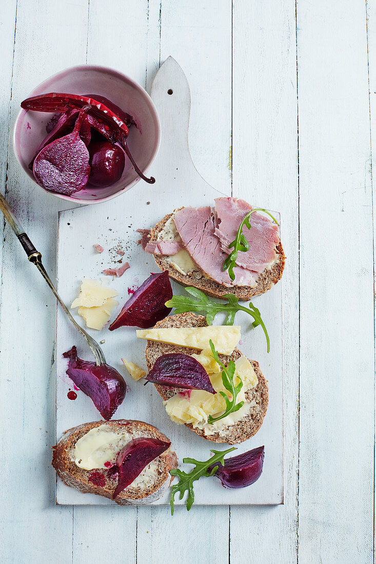 Süß-würzig eingelegte Rote Bete mit Schinken und Cheddar