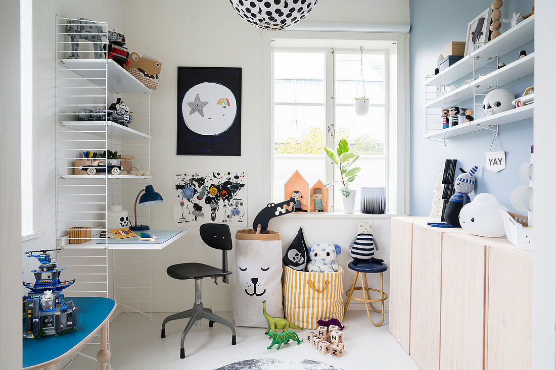 Schreibtisch und Sideboard aus Holz im Jungenzimmer mit weißem Boden