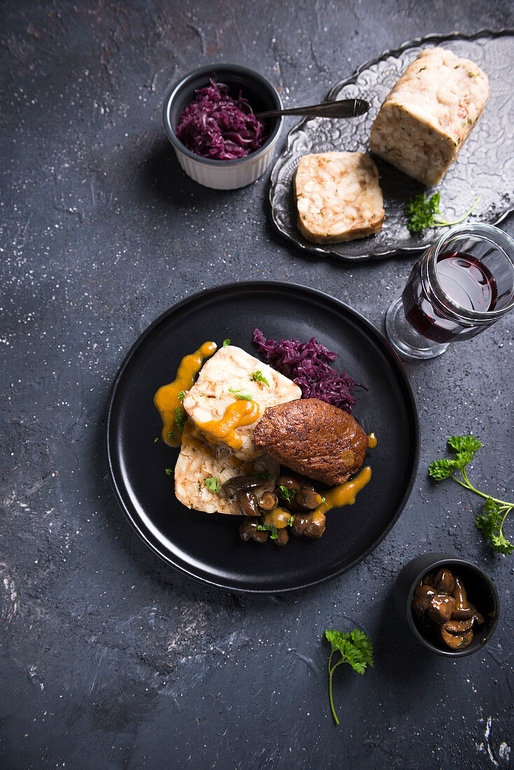 Vegane Semmelknödel mit Soja-Weizen-Steak, Rotkohl und Maronenröhrlingen