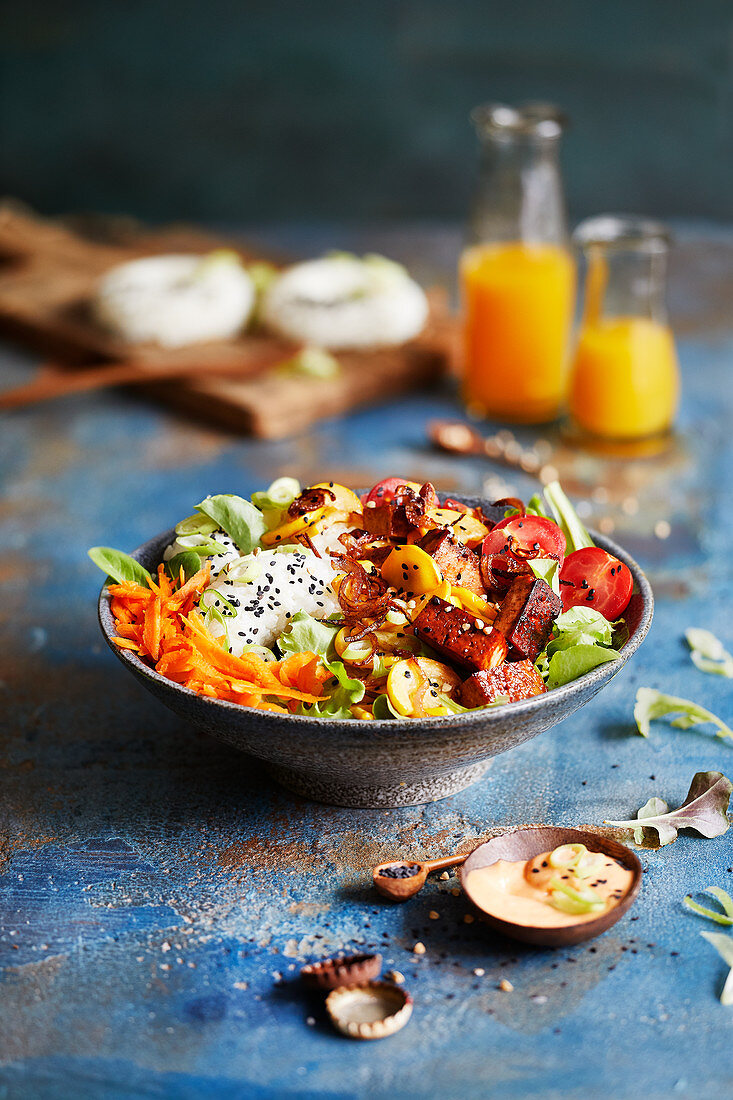 Poke Bowl mit Teriyaki-Tofu und Reis-Donuts