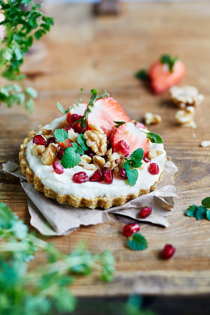 Cookie tartlets with walnuts and pomegranate seeds