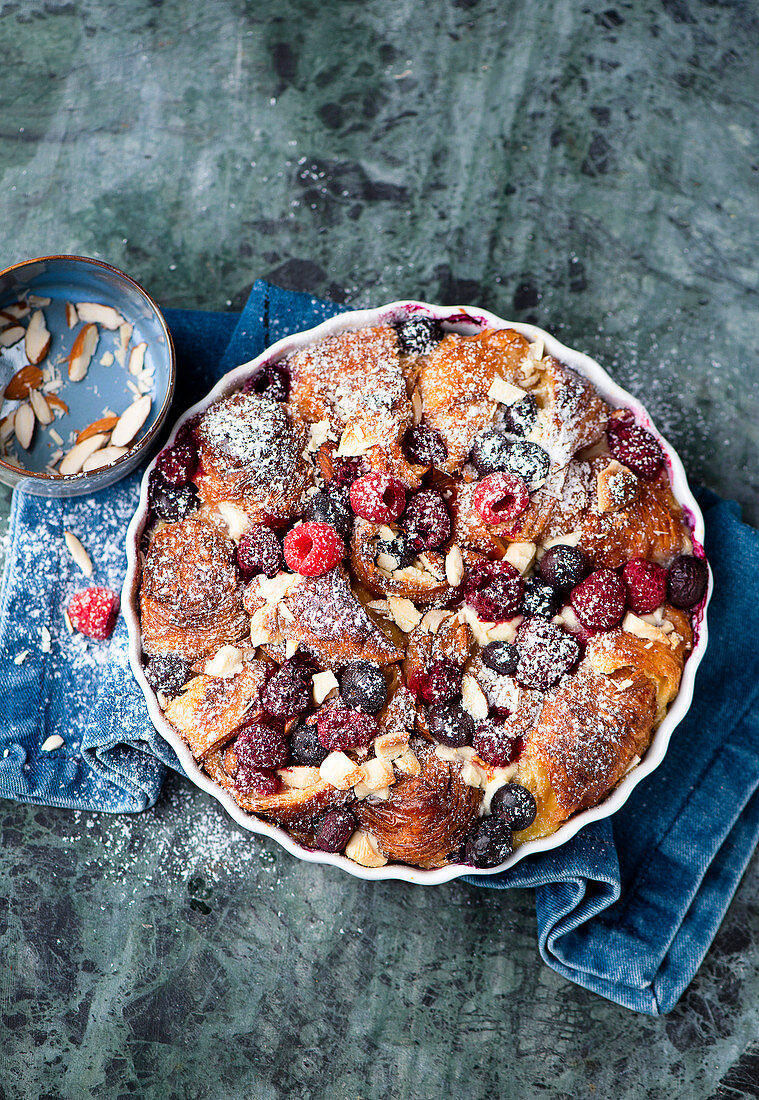 Croissantauflauf mit Mandeln und Beeren