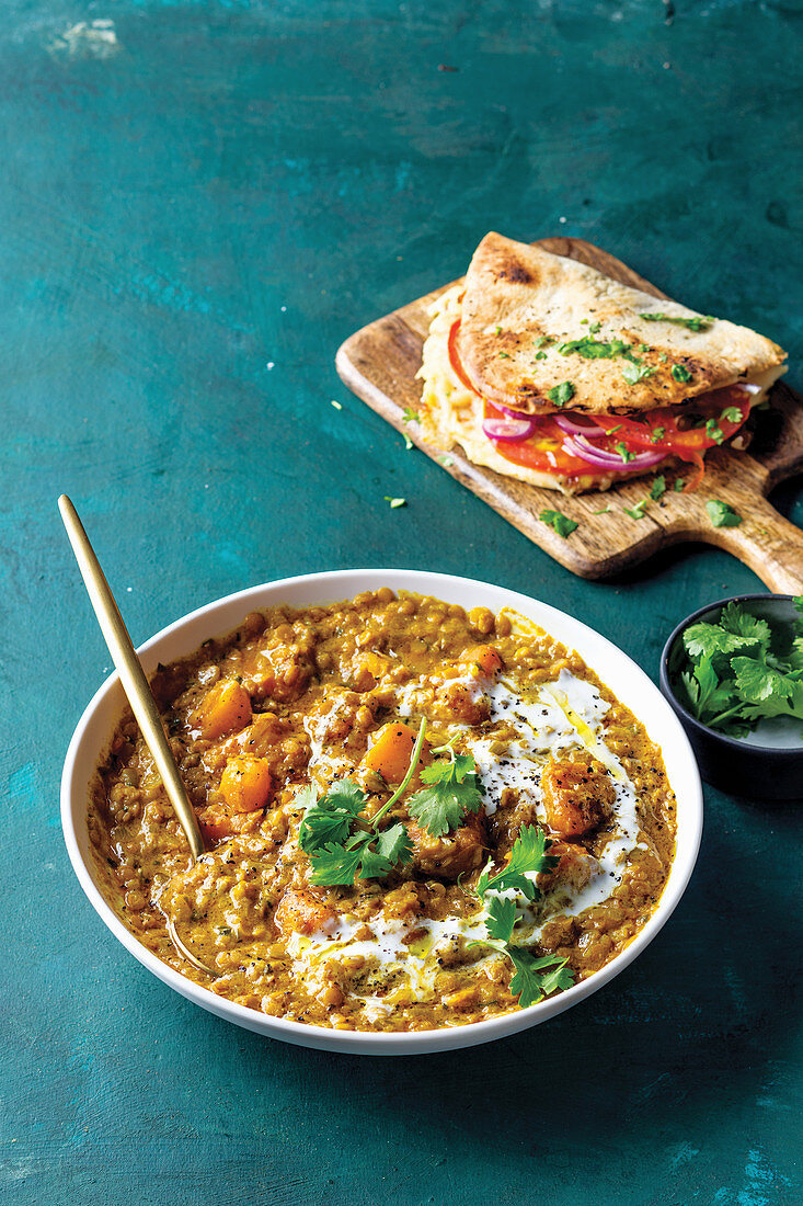 Currylinsen-Kürbis-Suppe mit Naan-Sandwiches