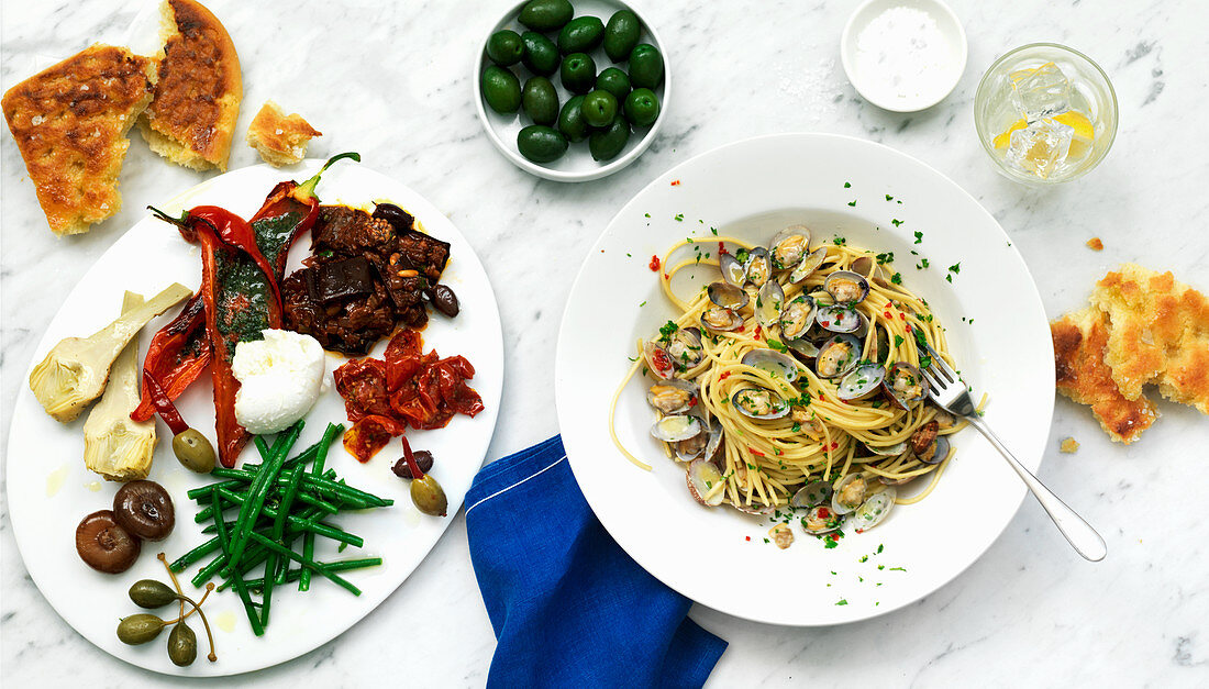 Gemischter Vorspeisenteller und Spaghetti mit Venusmuscheln