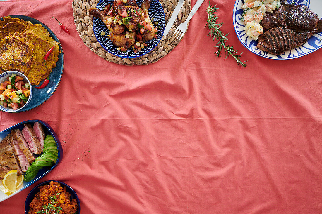 Rumpsteak, Hähnchen mit Mealie-Salsa, Thunfischsteak mit Chakalaka und Kürbisfritter mit Relish