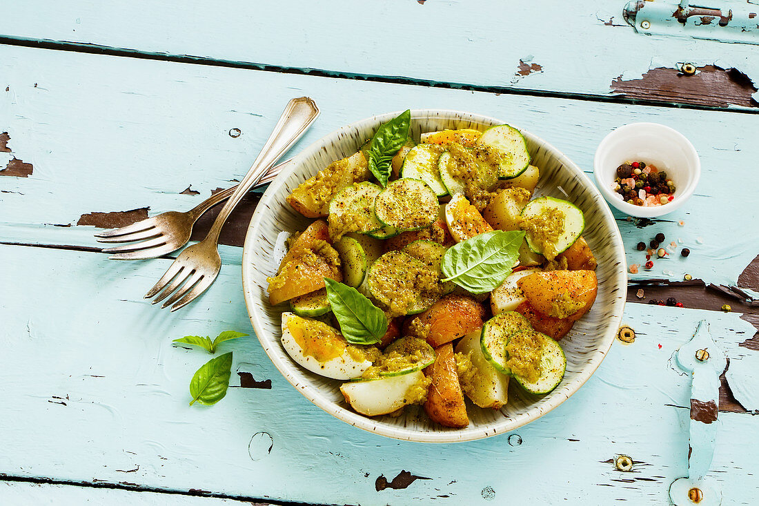 Bratkartoffelsalat mit Ei und Gurke