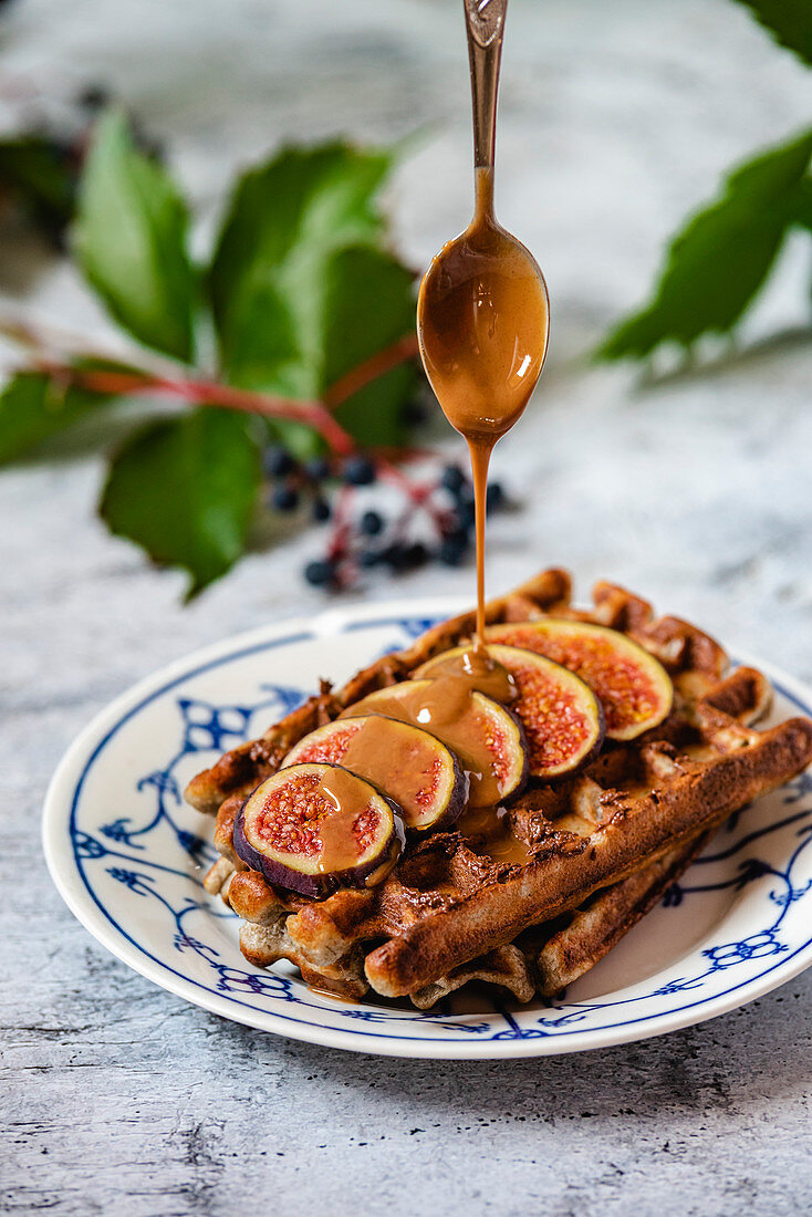 Waffles with figs and caramel sauce