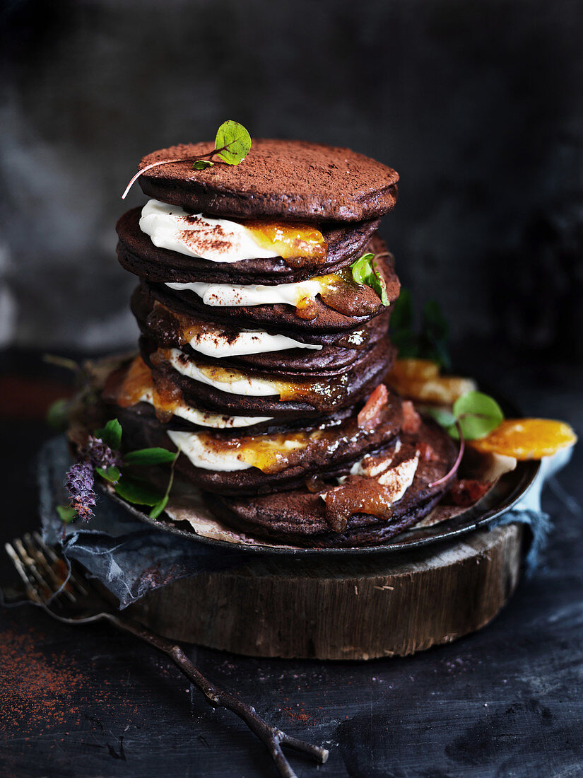 Dunkle Schokoladenpancakes mit Orangenmarmelade und Creme Fraiche