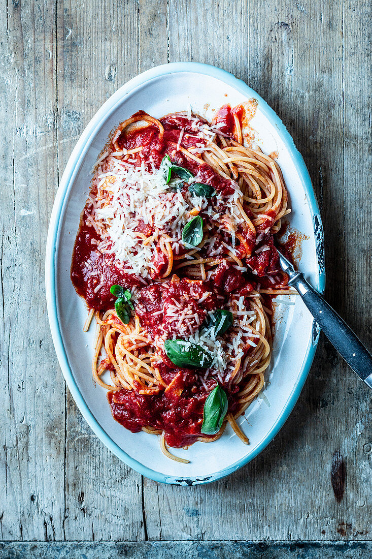 Spaghetti mit Weißwein-Tomaten-Sauce und Parmesan