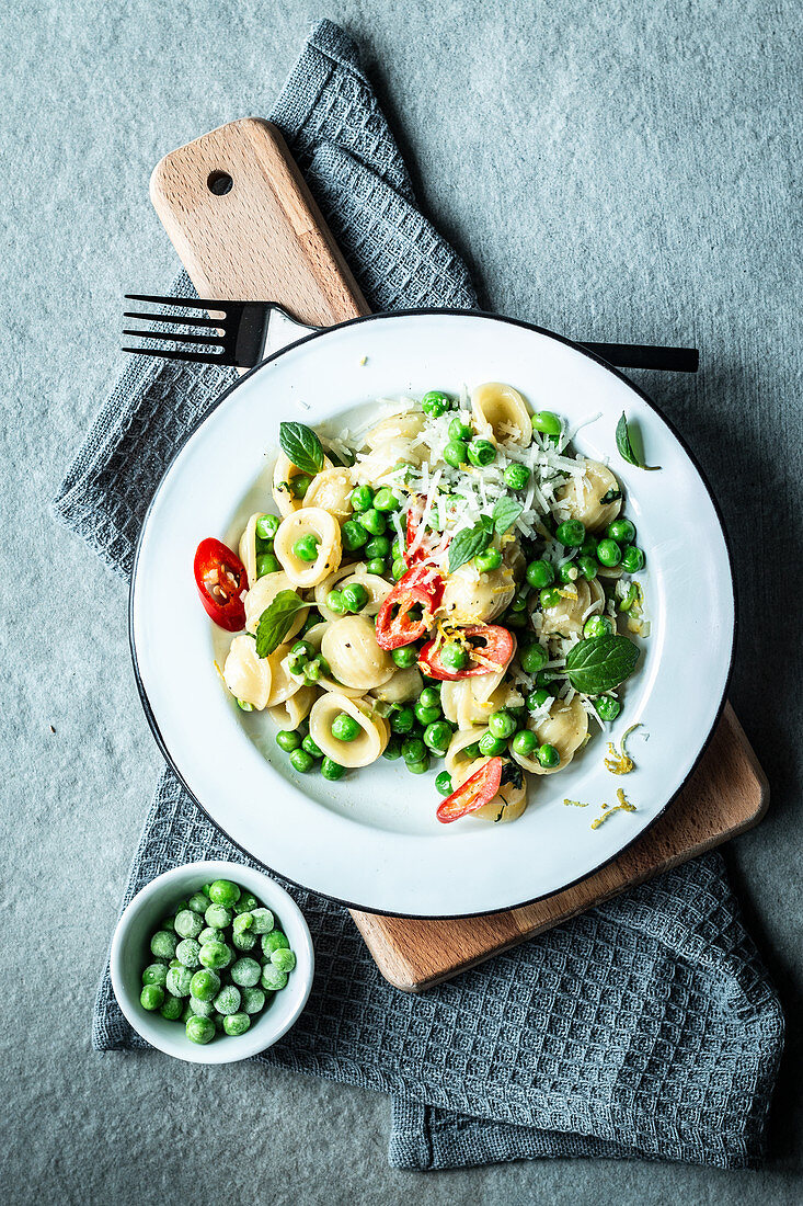 Pasta with mint and peas