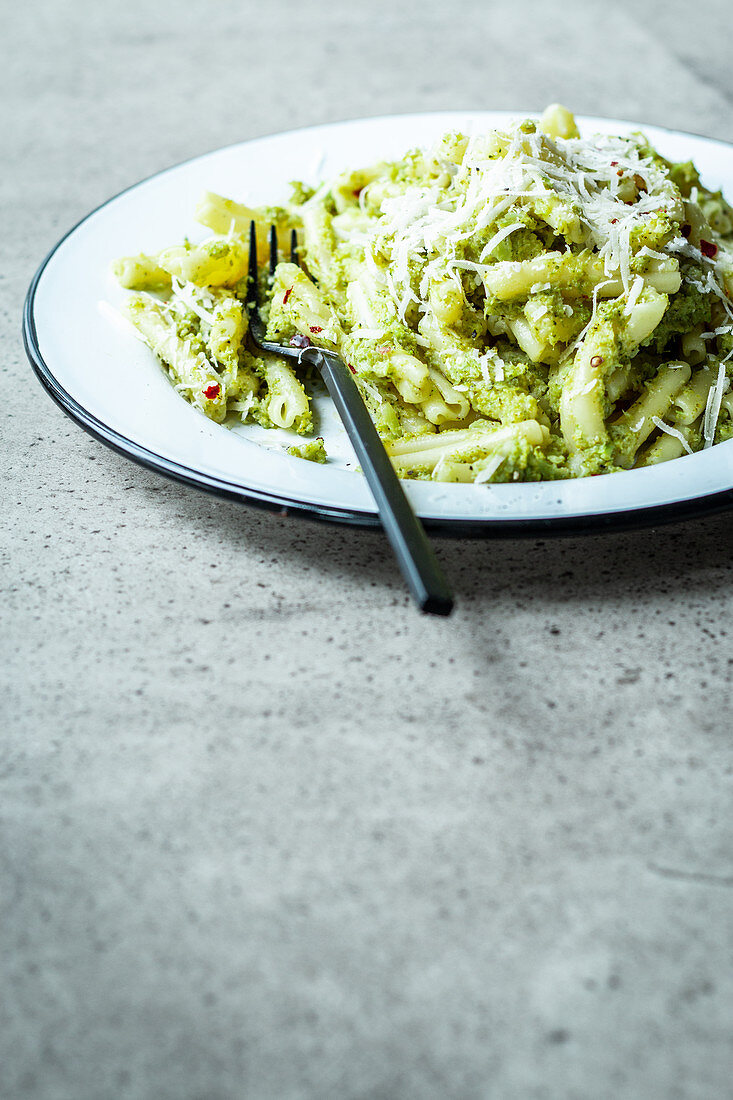 Pasta mit Brokkolipesto und Chili