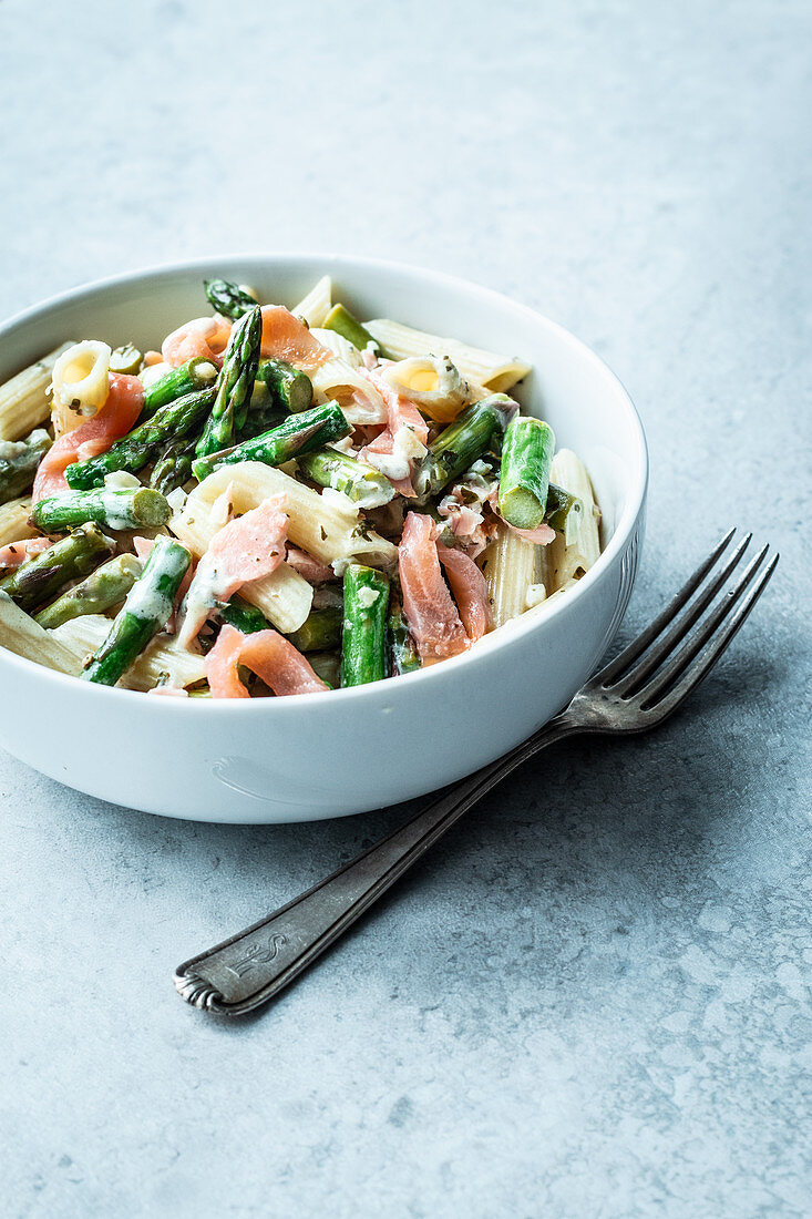 Pasta with asparagus and salmon