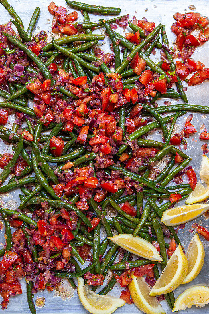 Grüner Bohnensalat mit Tomaten und roten Zwiebeln