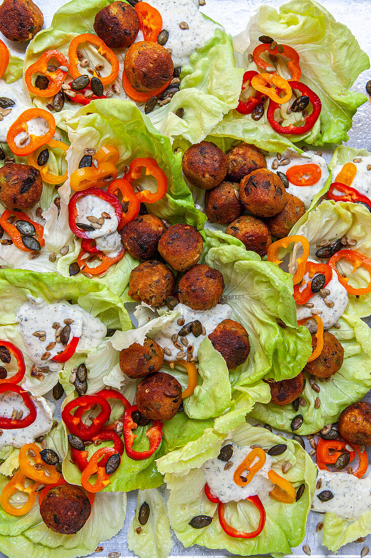 Kopfsalat mit Linsenbällchen und Joghurtdressing