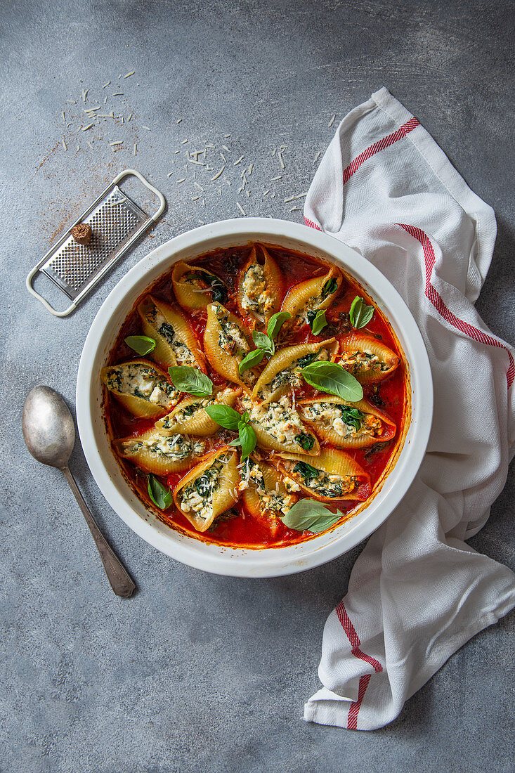 Conchiglioni mit Ricotta-Spinat-Füllung und Muskat in Tomaten-Basilikum-Sauce