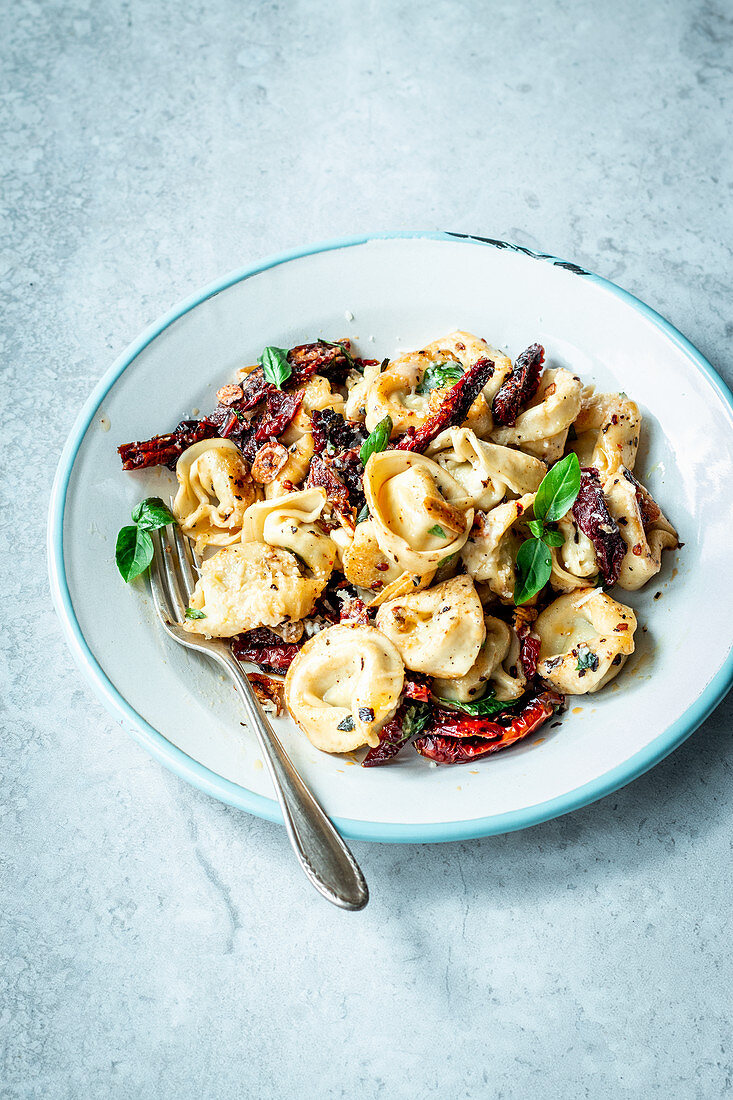 Tortellini Aglio E Olio mit getrockneten Tomaten