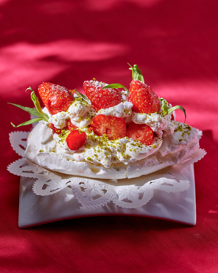 Meringue with strawberries and pistachio nuts