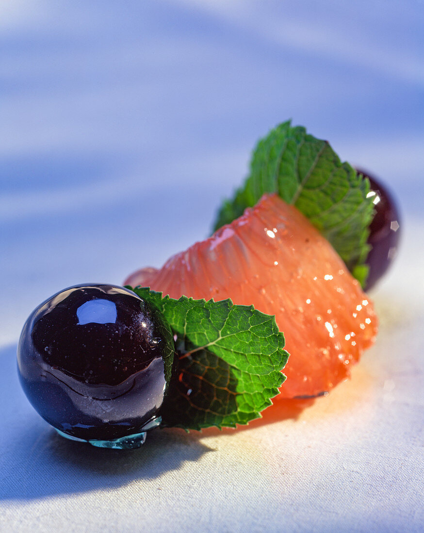 Oliven mit rosa Grapefruitfilet und Minze