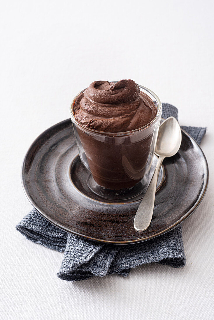Mousse au chocolat aus Zartbitterschokolade, Wasser und Eiswürfel