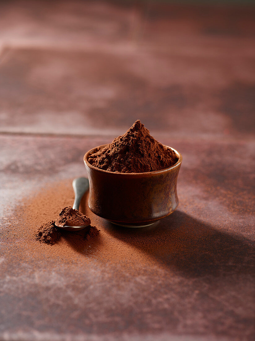 Kakao in einem Schälchen und auf Teelöffel