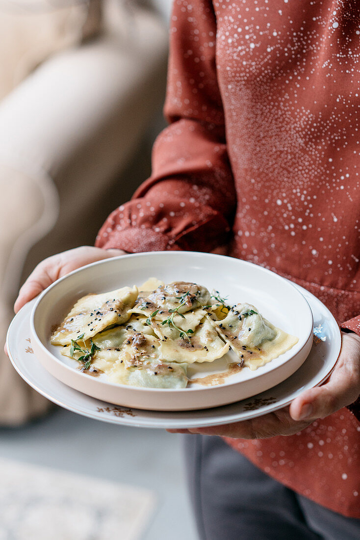 Pilz-Stängelkohl-Agnolotti mit warmer Sardellenbutter