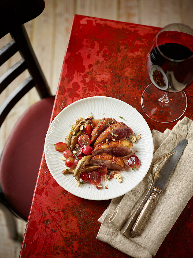 Entenbrust mit Rotwein-Weintrauben-Artischocken