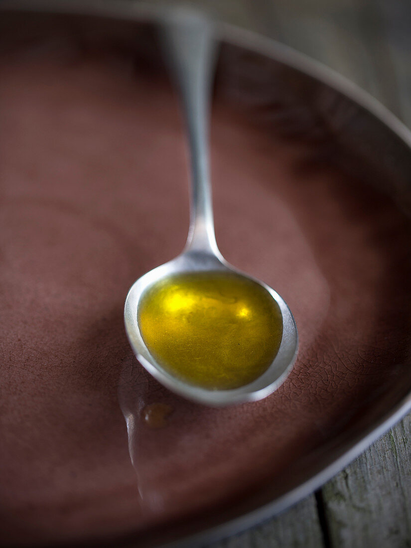 Olivenöl im Löffel