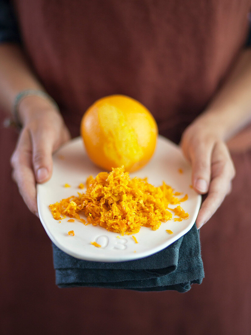 Orange und Orangenabrieb für einen Orangenkuchen