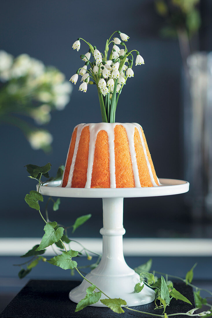 Zitrus-Kardamom-Napfkuchen mit Frühlingsblumen