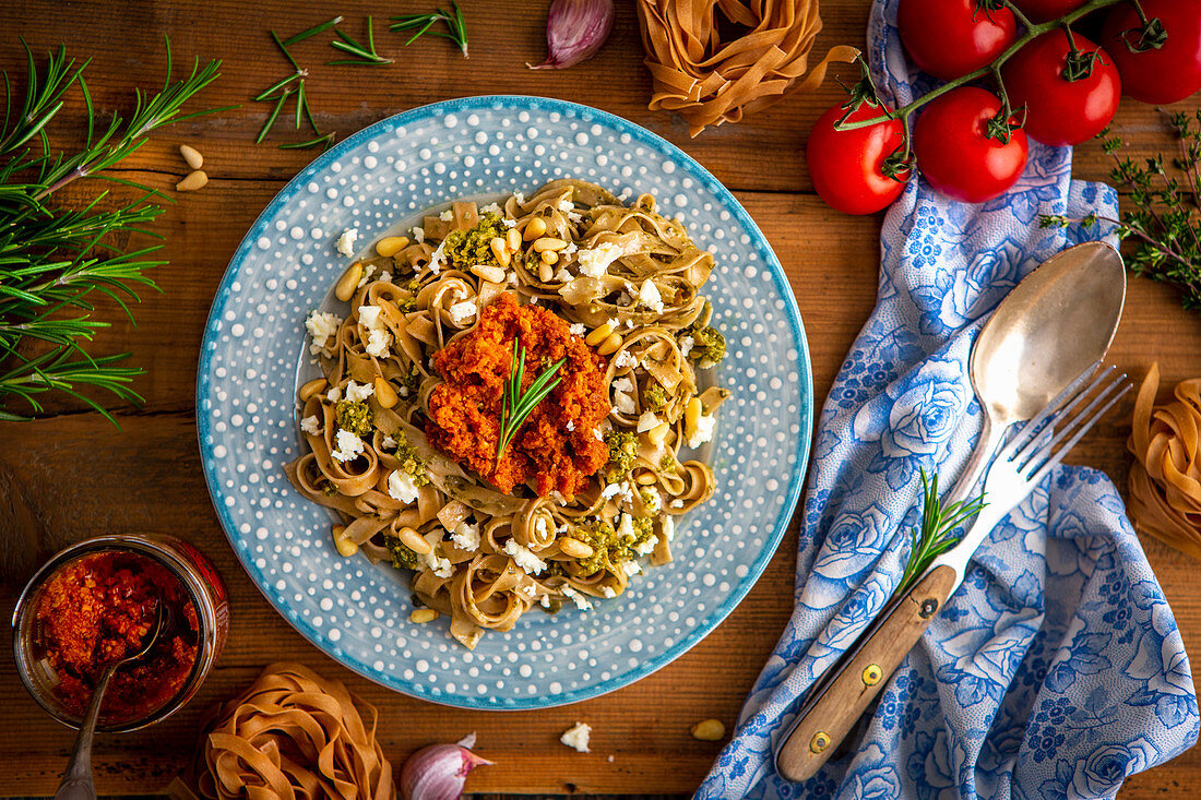 Pasta mit Basilikum und Tomatenpesto