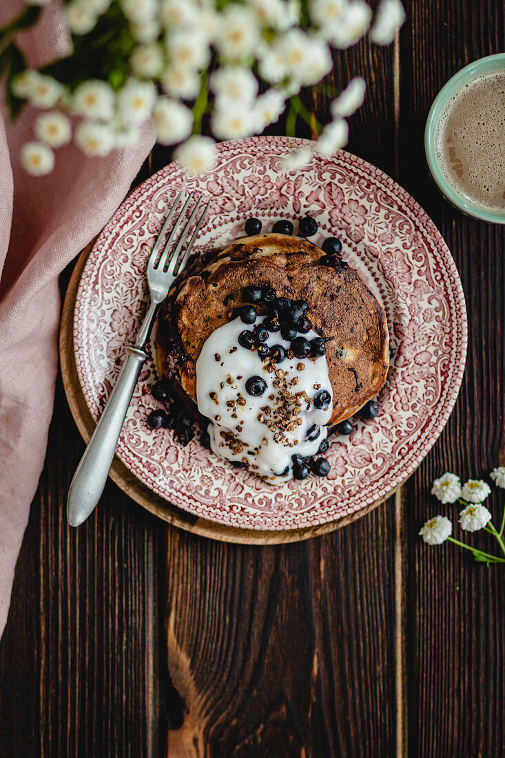 Pancakes mit Heidelbeeren und Kakaonibs