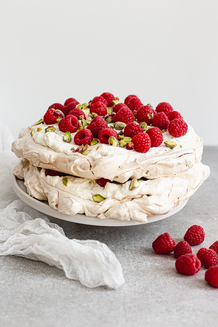 Pavlova mit Himbeeren und Pistazien