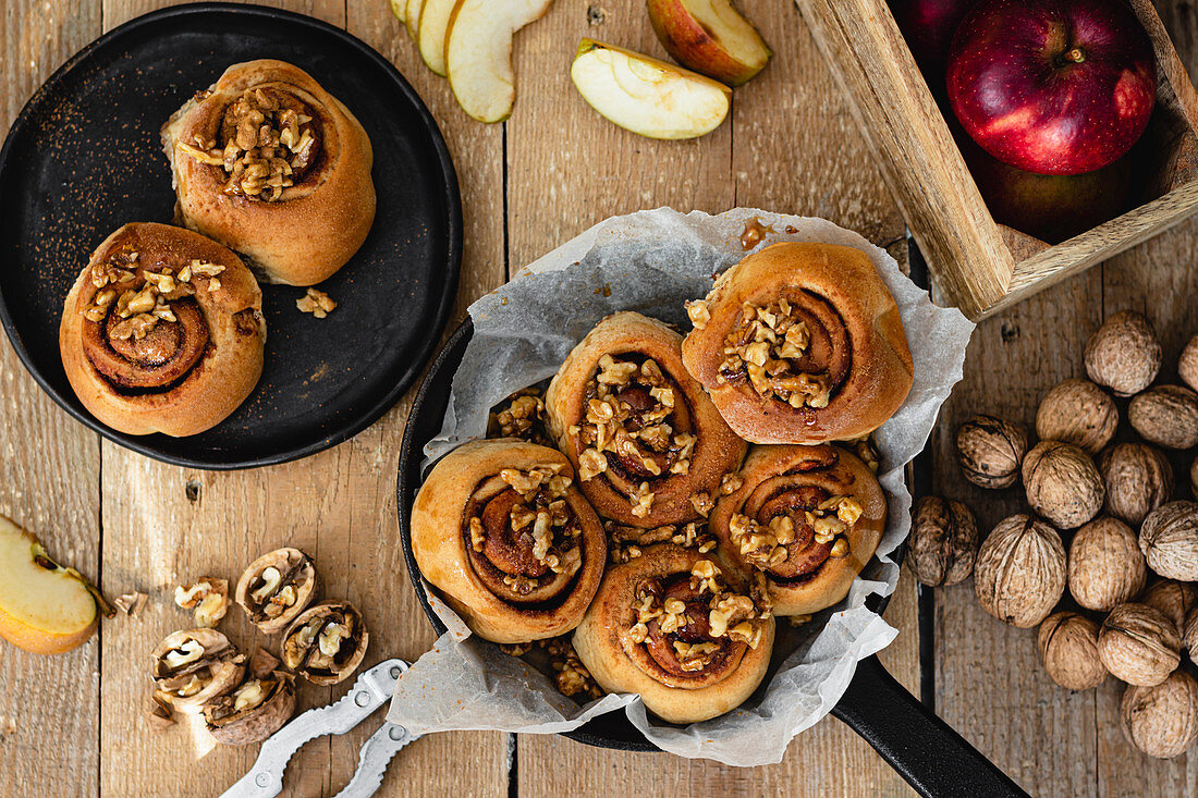 Cinnamon rolls with apple and walnuts