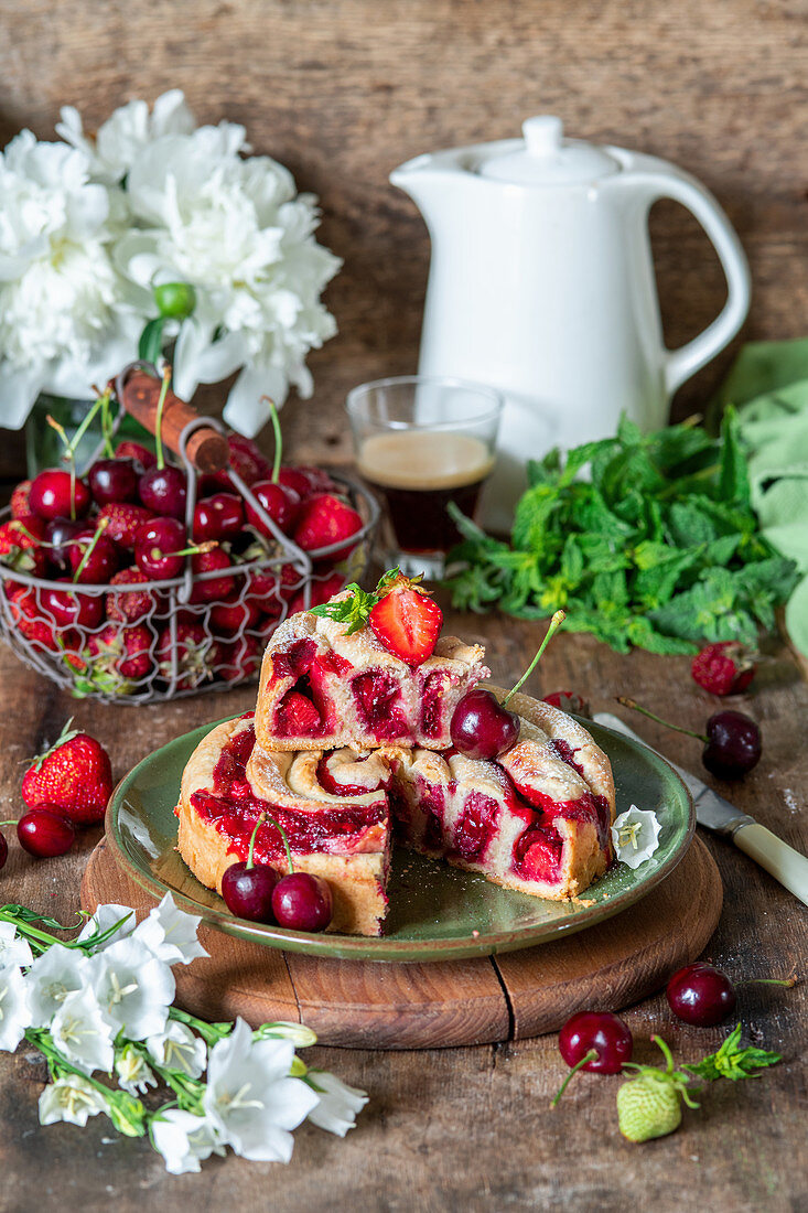 Sommerkuchen mit Erdbeeren und Kirschen