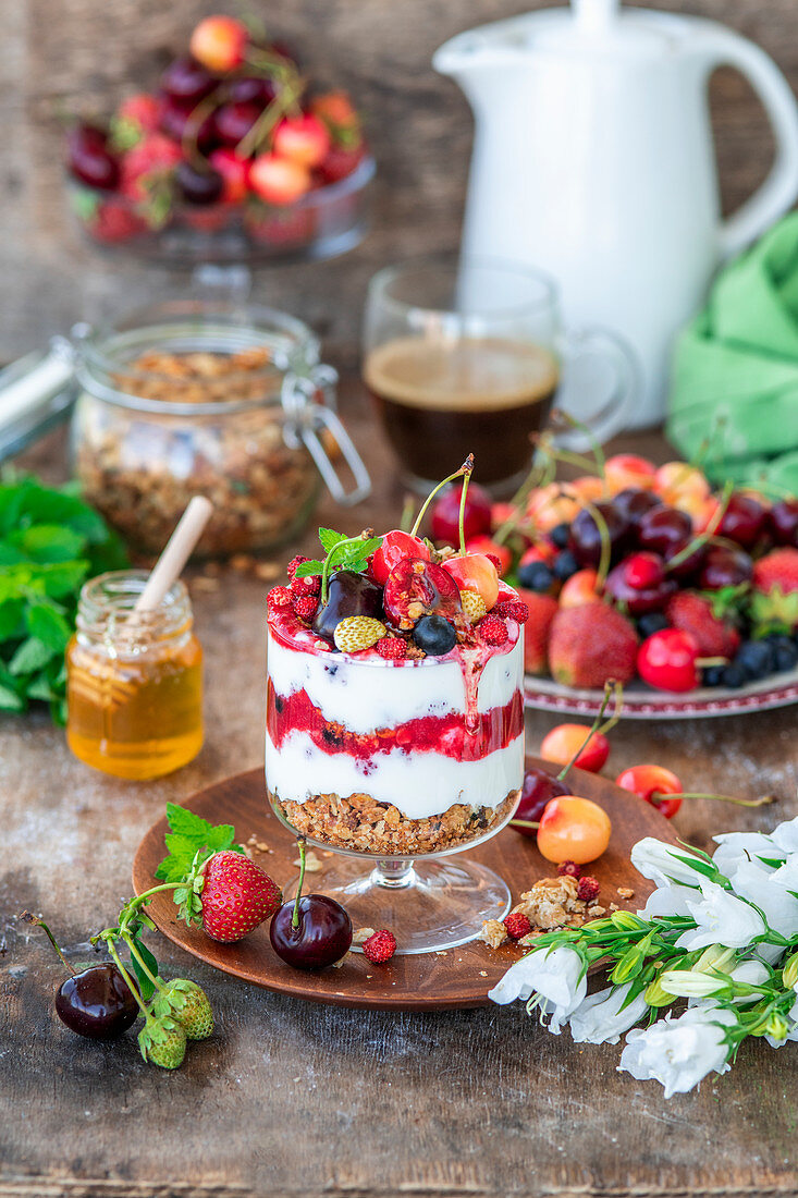 Schichtdessert mit Müsli und Sommerbeeren