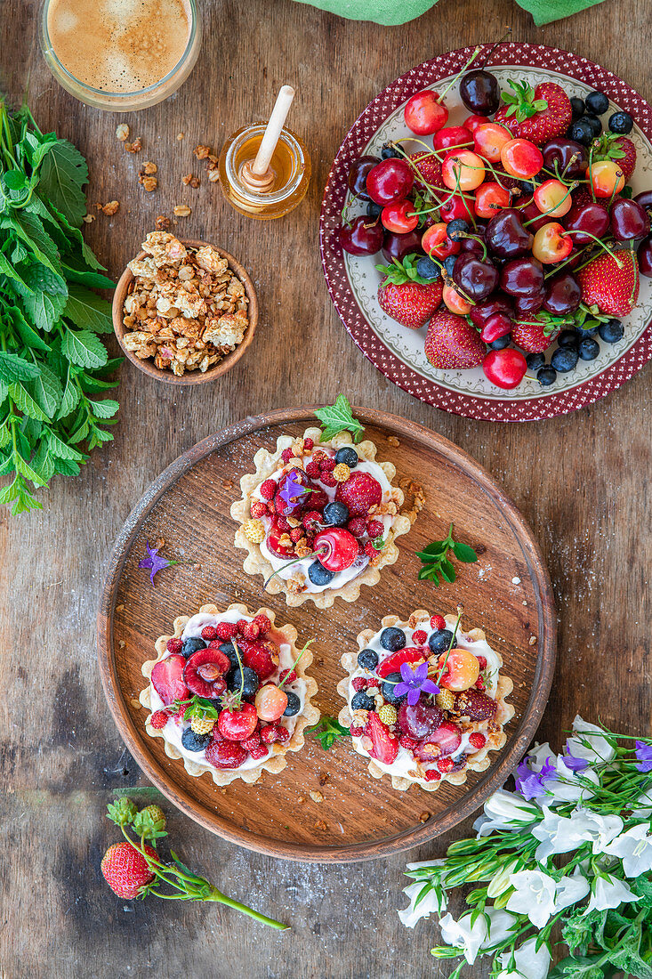 Tartelettes mit gemischten Beeren