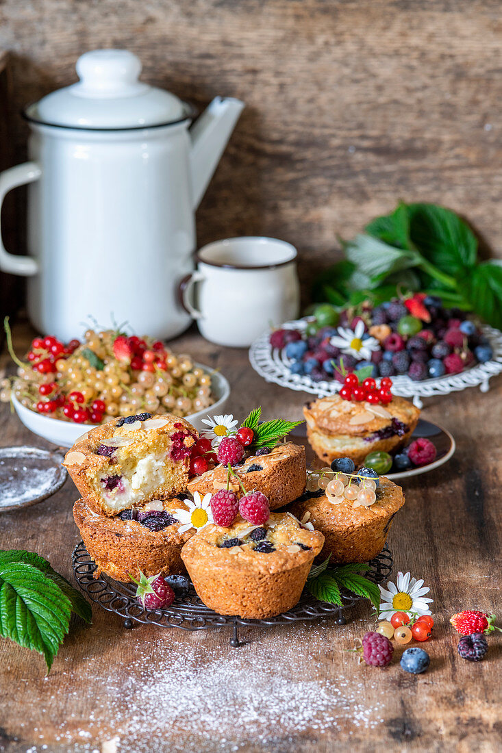 Muffins with berries and quark
