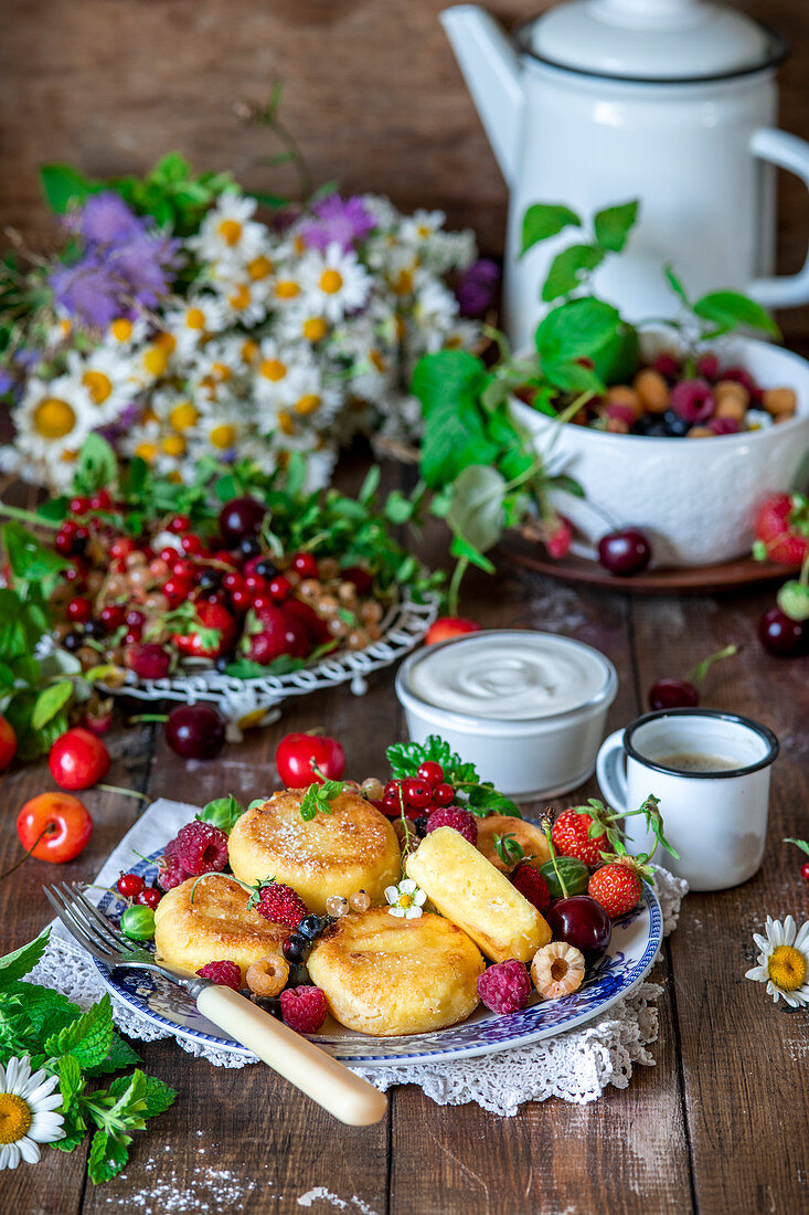 Syrniki (fried quark dumplings, Russia) with berries