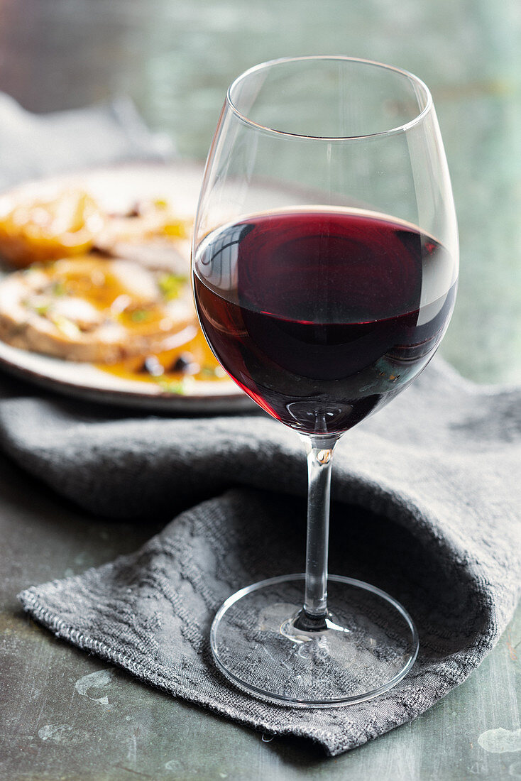 Glas Rotwein zu Kalbsbraten