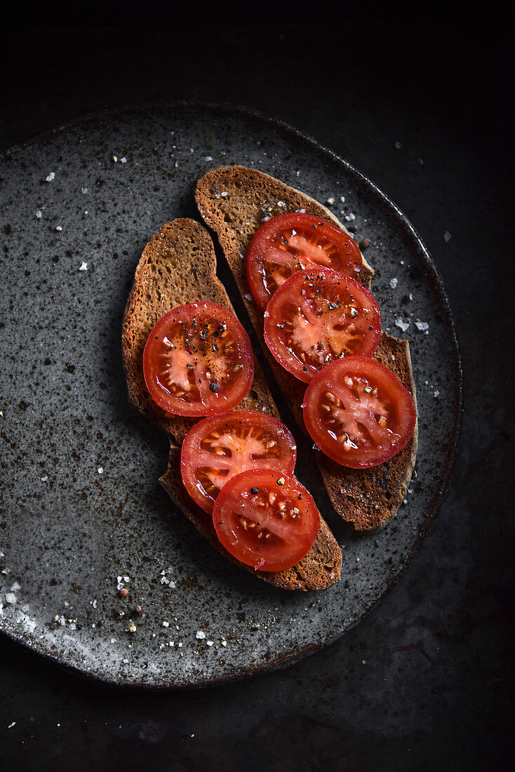 Geröstete Brotscheiben belegt mit Tomatenscheiben