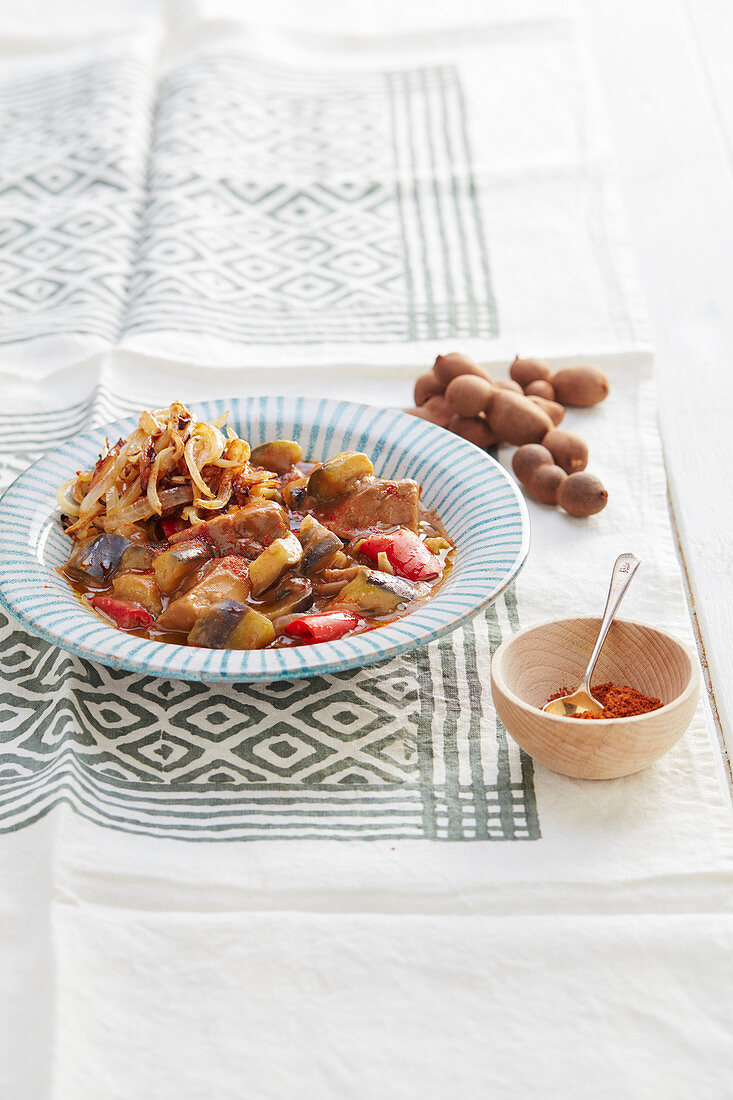 Würziges Seitan-Ragout mit Erbsen und Auberginen