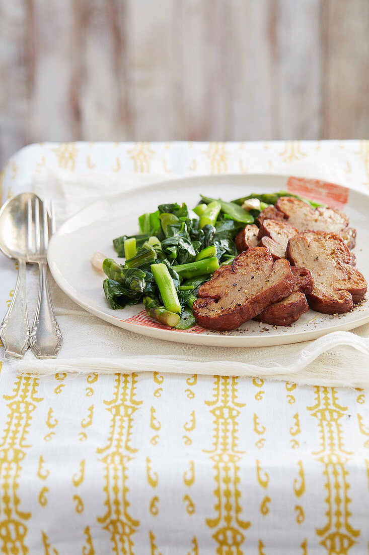 Seitan-Braten mit Shiitakepilzen und Spargel-Zuckerschoten-Gemüse