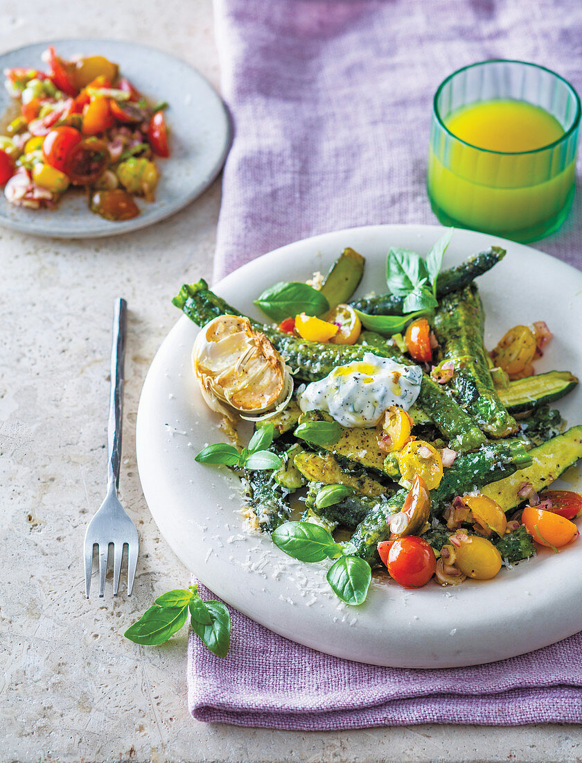 Mit Parmesan gebackene Zucchini mit Tomatensalsa und Knoblauchjoghurt