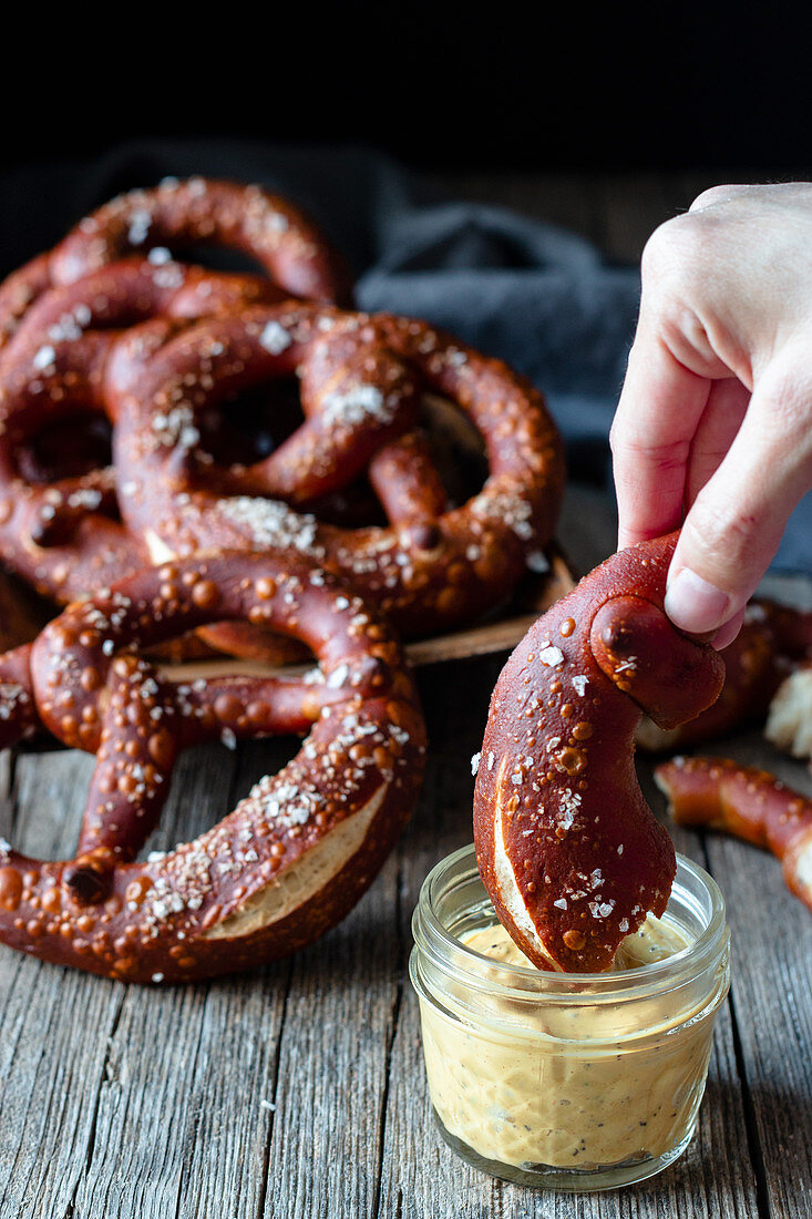 Frisch gebackene Laugenbrezen mit Käsedip