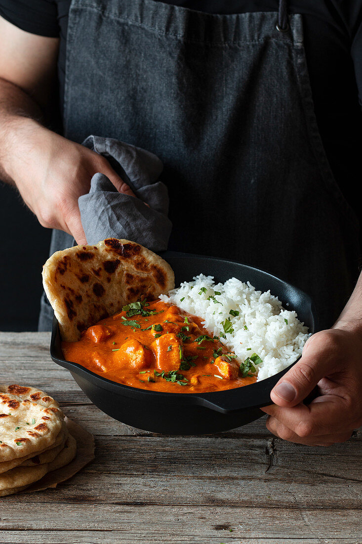 Butter Chicken mit Reis und Fladenbrot (Indien)