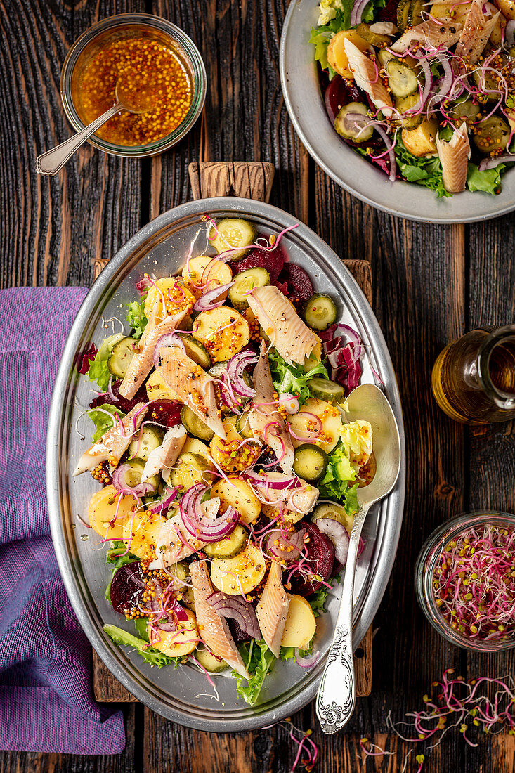 Kartoffel-Rote-Bete-Salat mit Gurke und Räucherforelle