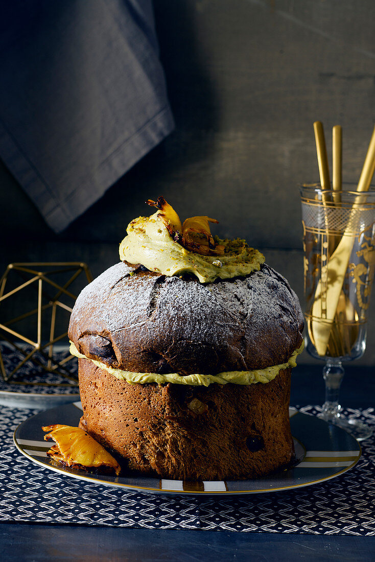 Panettone mit Pistaziencreme und karamellisierter Ananas