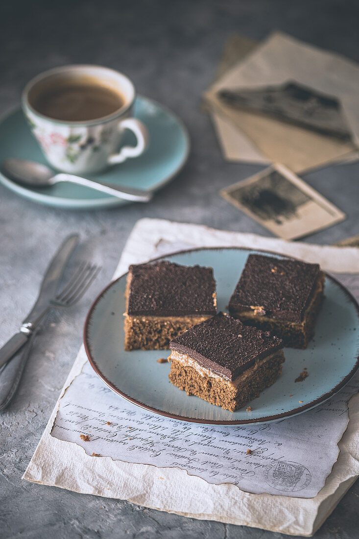 Veganer Kaffeekuchen mit Karamell und Schokoladenganache