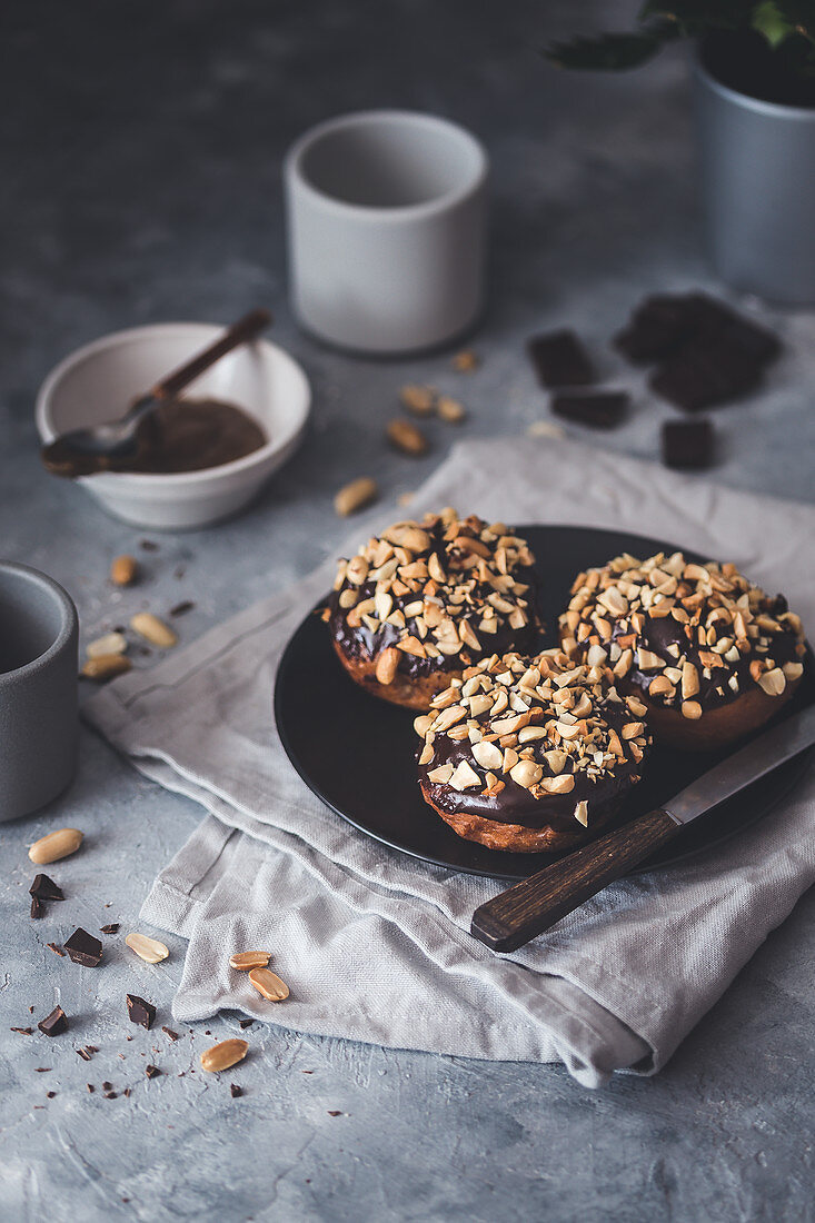 Cupcakes mit Schokoladensauce und Erdnüssen