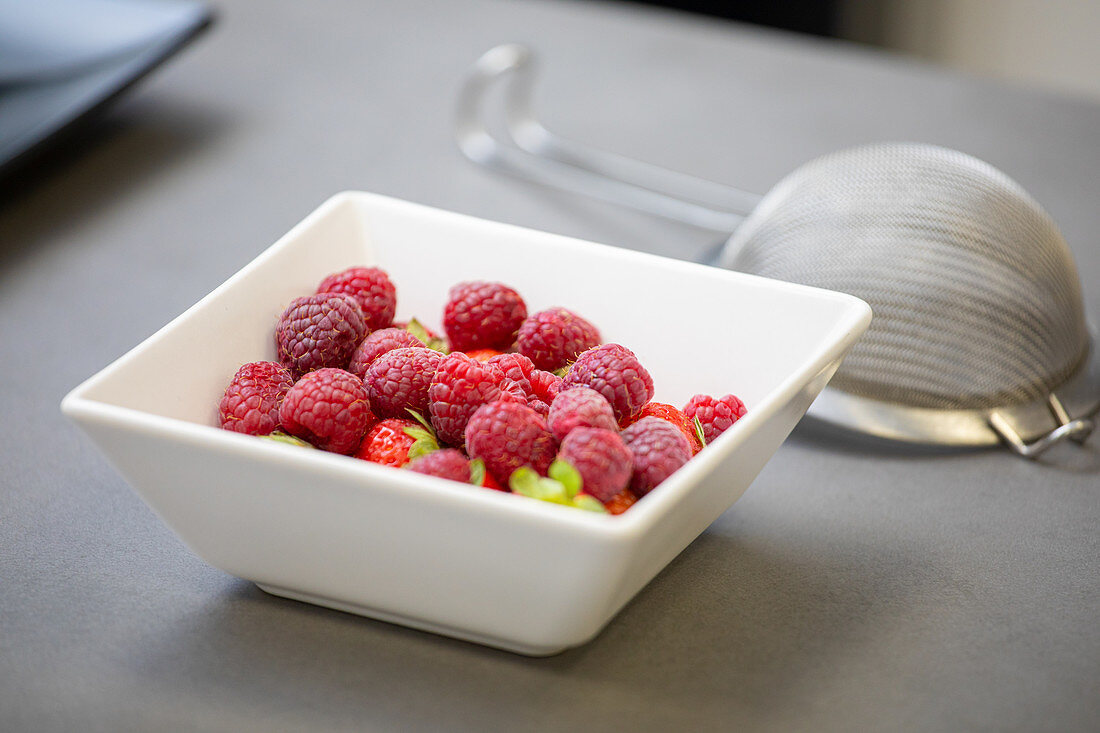 Frische Himbeeren in Keramikschale